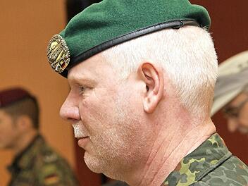 Harald Osterholt (Mitte) verlässt den Lagerberg. Foto: Arkadius Guzy