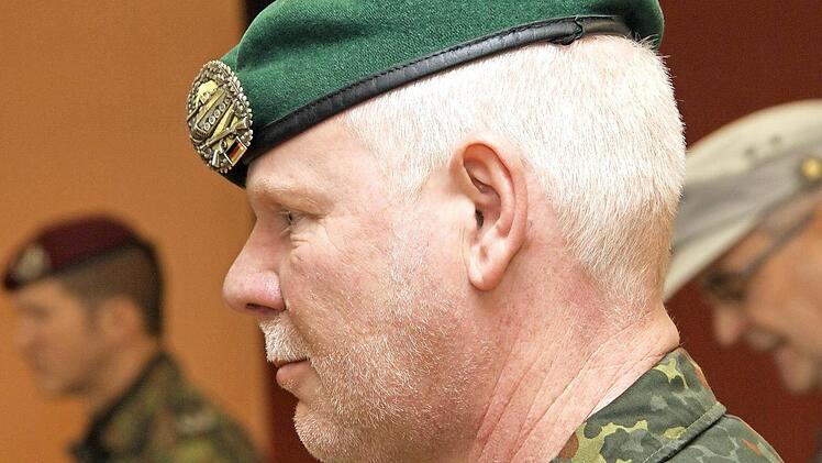 Harald Osterholt (Mitte) verlässt den Lagerberg. Foto: Arkadius Guzy