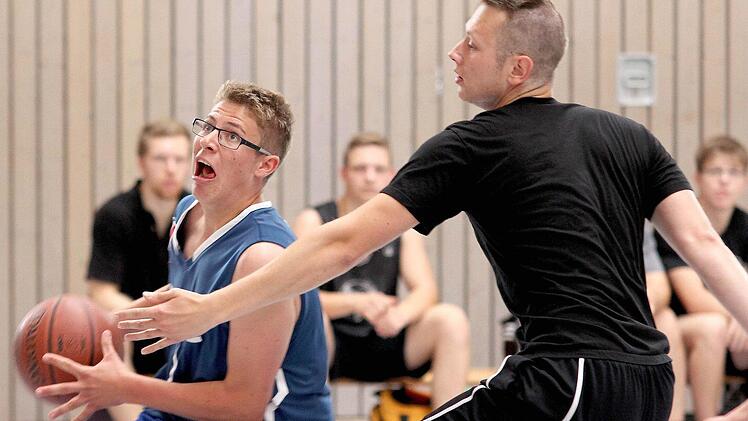 Beim Basketball: Sebastian Frank ("Hotten Totten Revival", rechts) kann Pascal Brech von den "Bison Bombers" in dieser Szene nicht stoppen. Foto: Ralf Naumann