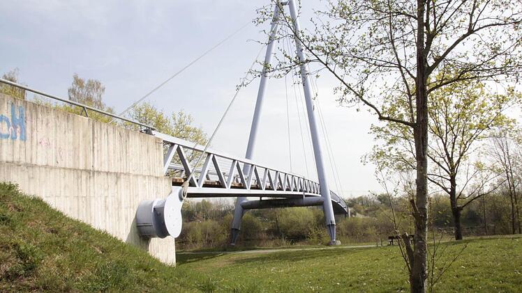 Brücken mit Sanierungsbedarf gibt es viele in Forchheim. Die lila Brücke nach Burk benötigt seit Jahren neue Bohlen. Foto: Archiv/FT