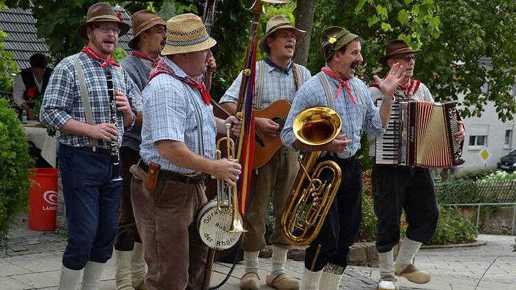 Musikalisches für Jedermann: Für ausreichend Unterhaltung auf dem Steinacher Kirmesmoat sorgten verschiedene Musikgruppen, wie etwa die "Spräublöäser aus der Rhön", die zwischendurch auch mal am Marktplatz aufspielten. Foto: Kathrin Kupka-Hahn