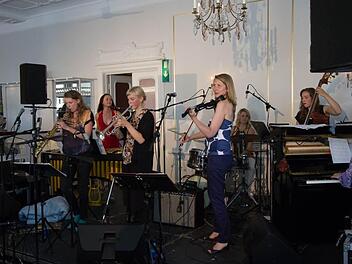 "Sisters in Jazz": Am 19. Februar gastieren die sieben Jazzerinnen im Bamberger Jazzkeller (links Nicole Johänntgen, daneben Izabella Effenberg),  Foto: E. Lundin