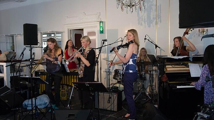"Sisters in Jazz": Am 19. Februar gastieren die sieben Jazzerinnen im Bamberger Jazzkeller (links Nicole Johänntgen, daneben Izabella Effenberg),  Foto: E. Lundin