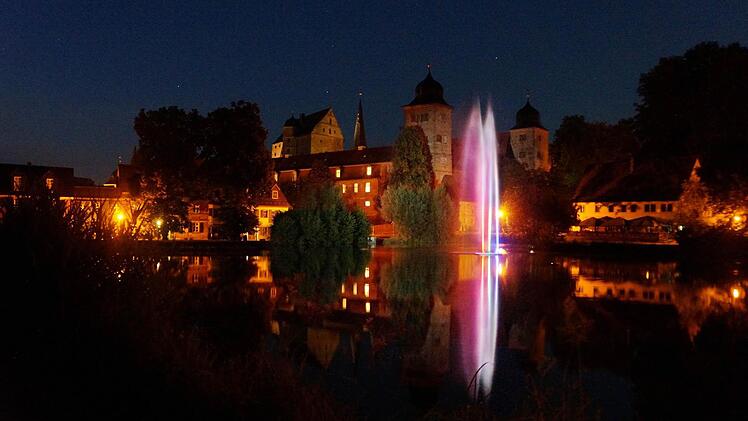 Das Thurnauer Schloss bei Nacht - mit der neuen, farbig beleuchteten Fontäne.  Foto: Axel Schnauder