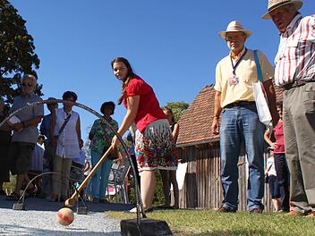 Die Besucher des Himmelkroner Regionalpavillons konnten sich auch im Baille-Maille-Spiel erproben. Foto: Jürgen Gärtner