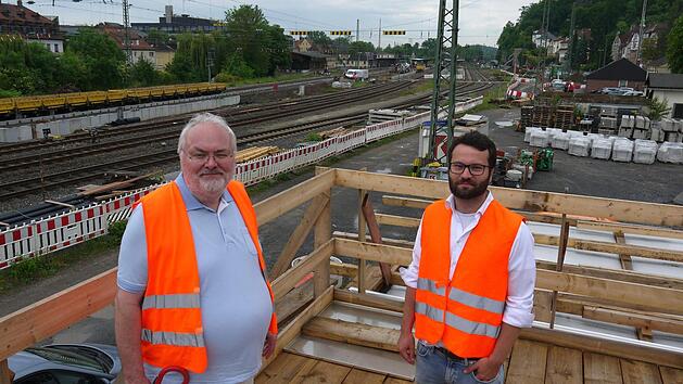 Sie haben am Bahnhof die Sache im Griff: Projektleiter Dieter Thormann (links) und Christian Wittig hoffen, dass sie durch die Bauarbeiten w&auml;hrend der 14-t&auml;gigen Streckensperrung die entscheidenden Vorbereitungen auf das ICE-Zeitalter in Coburg abschlie&szlig;en k&ouml;nnen. Foto: Berthold K&ouml;hler