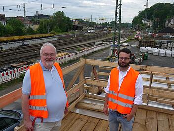 Sie haben am Bahnhof die Sache im Griff: Projektleiter Dieter Thormann (links) und Christian Wittig hoffen, dass sie durch die Bauarbeiten während der 14-tägigen Streckensperrung die entscheidenden Vorbereitungen auf das ICE-Zeitalter in Coburg abschließen können. Foto: Berthold Köhler