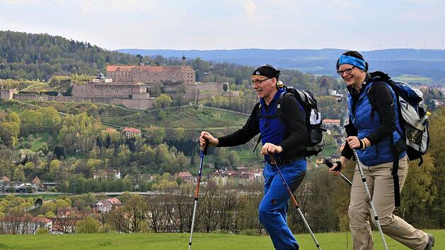Grandiose Aussichten auf Kulmbach belohnten vor zwei Jahren die Teilnehmer des Frankenwald-Wandermarathons nach dem Aufstieg. Hier ein Blick zur Fr&uuml;hlingsh&ouml;he. Bei den "24 Stunden von Bayern" erleben die Teilnehmer hier den Sonnenuntergang. Foto: Archiv/Ferdinand Merzbach
