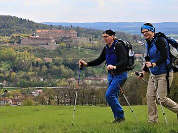 Grandiose Aussichten auf Kulmbach belohnten vor zwei Jahren die Teilnehmer des Frankenwald-Wandermarathons nach dem Aufstieg. Hier ein Blick zur Frühlingshöhe. Bei den "24 Stunden von Bayern" erleben die Teilnehmer hier den Sonnenuntergang. Foto: Archiv/Ferdinand Merzbach