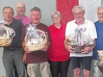 Die teilnehmerstärksten Wandergruppen wurden ausgezeichnet (von links): Bernd Brünnecke vom FC-Bayern Fanclub Leßbachtal Weißenbrunn, Harald Gredlein (Feldbuch), Bürgermeister Egon Herrmann, Harry Kießling (Schwarzenbach/Saale), IVV-Vorsitzende Betty Berdami, Günter Kaim (TSV Weißenbrunn), Vorsitzender Uwe Ossmann und Heinz Münch (TSV Küps).