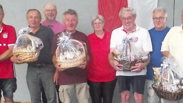 Die teilnehmerstärksten Wandergruppen wurden ausgezeichnet (von links): Bernd Brünnecke vom FC-Bayern Fanclub Leßbachtal Weißenbrunn, Harald Gredlein (Feldbuch), Bürgermeister Egon Herrmann, Harry Kießling (Schwarzenbach/Saale), IVV-Vorsitzende Betty Berdami, Günter Kaim (TSV Weißenbrunn), Vorsitzender Uwe Ossmann und Heinz Münch (TSV Küps).