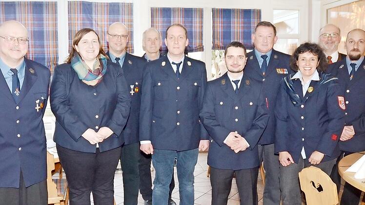 Die neu gewählte Vorstandschaft mit Ausschussmitgliedern der Feuerwehr Hummendorf. Von links: Hermann Wagner, Corinna Schmittlein, Christof Wagner, Robin Dittmann, Erster Kommandant Holger Schneider, Zweiter Kommandant Sven Eck, Erster Vorsitzender Gerhard Hain, seine Stellverteterin Viola Topf, Bürgermeister Egon Herrmann und Gerd Kastner.