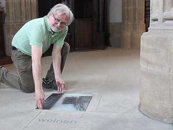 Künstler Albert Ultsch setzt die Platte für die achte Station des neuen Kreuzwegs in den Boden der Kirche "Unsere Liebe Frau".   Fotos: Marion Krüger-Hundrup/Markus Klein