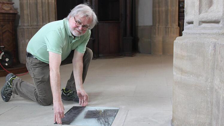 Künstler Albert Ultsch setzt die Platte für die achte Station des neuen Kreuzwegs in den Boden der Kirche "Unsere Liebe Frau".   Fotos: Marion Krüger-Hundrup/Markus Klein
