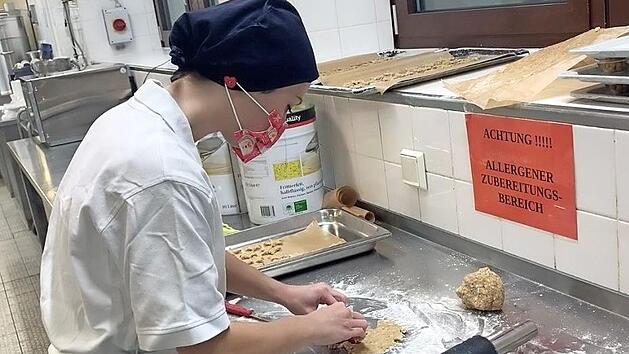 Zehn Sorten Pl&auml;tzchen und insgesamt gut 1200 Leckereien wurden in der Ha&szlig;furter Krankenhausk&uuml;che gebacken. Azubi Laura Schoellerova ist hier dabei, Zimtsterne auszustechen.  Foto: Ha&szlig;berg-Kliniken/Marco Heumann