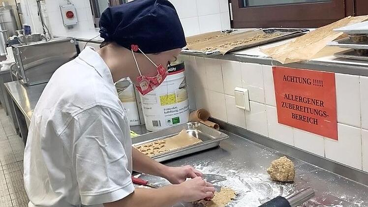 Zehn Sorten Plätzchen und insgesamt gut 1200 Leckereien wurden in der Haßfurter Krankenhausküche gebacken. Azubi Laura Schoellerova ist hier dabei, Zimtsterne auszustechen.  Foto: Haßberg-Kliniken/Marco Heumann