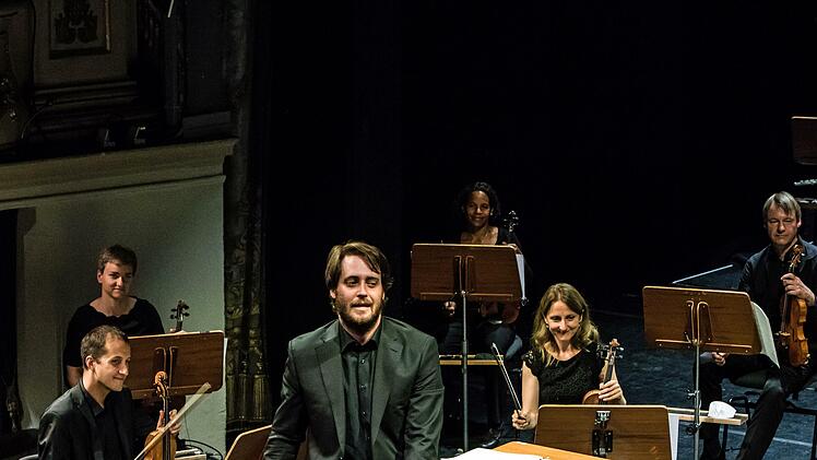 Star-Trompeter Nils Wülker musizierte bei "It'z Jazz" gemeinsam mit dem Philharmonischen Orchester des Landestheaters unter Leitung von GMD Daniel Carter.Foto. Jochen Berger