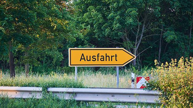Ein Autofahrer erleidet bei der Abfahrt von der A73 einen Unfall.