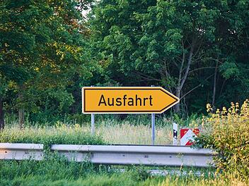 Ein Autofahrer erleidet bei der Abfahrt von der A73 einen Unfall.
