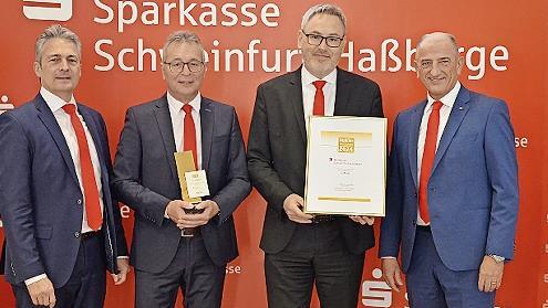 Bei der Auszeichnung (von links): Vorstandsvorsitzender Peter Schleich, Michael Z&ouml;sch, Andreas Krines und Vorstandsmitglied Roberto Nernosi.