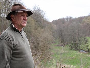 Robert Hildmann schaut auf den Krechenbach.