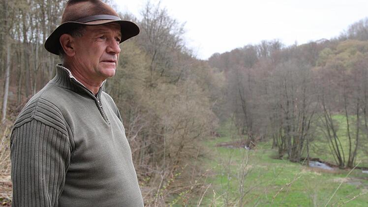 Robert Hildmann schaut auf den Krechenbach.