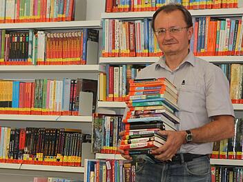 Schlecker raus, Bücherei rein: Rudolf Pfadenhauer, Leiter der Kreisbücherei, packt mit an. Fotos: Jan Koch