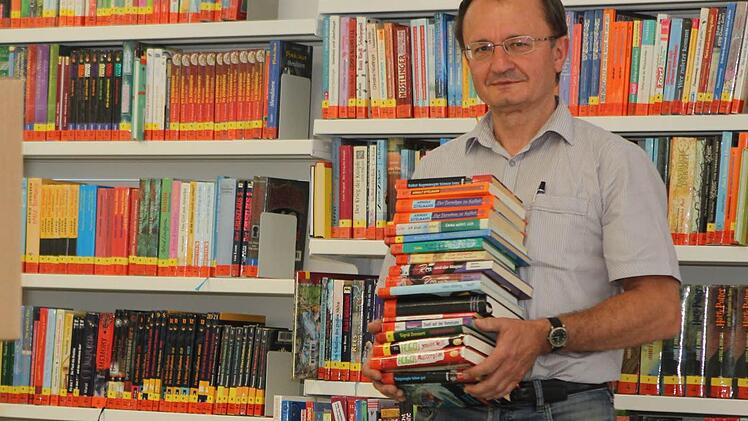 Schlecker raus, Bücherei rein: Rudolf Pfadenhauer, Leiter der Kreisbücherei, packt mit an. Fotos: Jan Koch