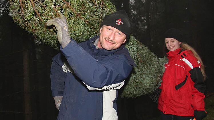Holger Biesenecker (46) und seine Tochter Lea (12) haben einen Baum, der 1,80 Meter groß ist, ausgesucht und selbst geschlagen.