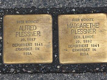 Zwei der Stolpersteine, die in Coburg verlegt sind.