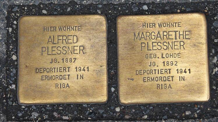 Zwei der Stolpersteine, die in Coburg verlegt sind.