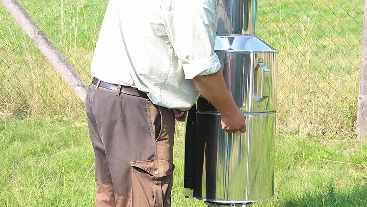 Marcus Hollederer öffnet die Messeinrichtung für das Regenwasser... Foto: Friedwald Schedel