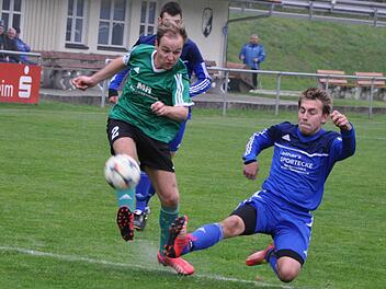 Neidecks Angreifer Michael Helm (blau) verfolgte Gegenspieler Daniel Seidling bis zum eigenen Strafraum und störte in letzter Sekunde beim Abschluss. Nichtsdestotrotz gewann der SVL mit 3:1.  Fotos: Hühnlein