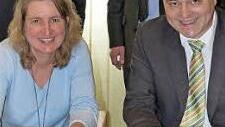 Bürgermeisterin Doris Leithner-Bisani und Friedrich Weinlein von der Telekom bei der Unterzeichnung des Vertrags Foto: Klaus-Peter Wulf