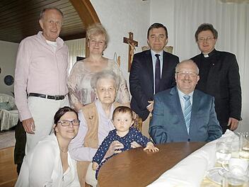 Die Jubilarin Eva Fischer zusammen mit der kleinen Nelly freut sich über Besuch an ihren 95. Geburtstag. Bürgermeister Jens Korn und der Stellvertreter des Landrats Bernd Steger sowie Pater Jan Poja gratulierten neben Nachbarn und Bekannten.  Foto: Susanne Deuerling