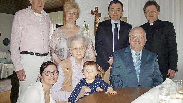 Die Jubilarin Eva Fischer zusammen mit der kleinen Nelly freut sich über Besuch an ihren 95. Geburtstag. Bürgermeister Jens Korn und der Stellvertreter des Landrats Bernd Steger sowie Pater Jan Poja gratulierten neben Nachbarn und Bekannten.  Foto: Susanne Deuerling