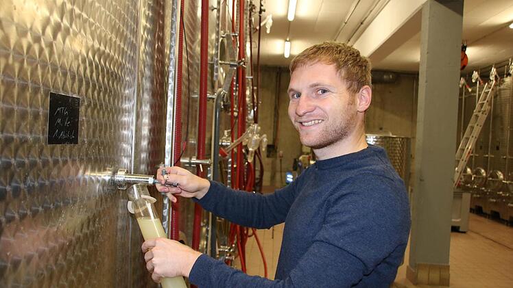 Der Ramsthaler Weinbautechniker Lorenz Neder füllt eine Probe ab. Foto: Ralf Ruppert