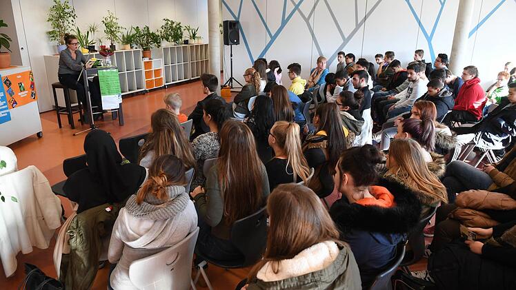 Simone Veenstra hat am Mittwoch an der Adalbert-Stifter-Mittelschule aus ihrem neuen Jugendthriller "Du stirbst in meinem Herzen nicht" gelesen. Schauplatz ist die Fränkische Schweiz, in der die Wahl-Berlinerin selbst ihre Jugend verbracht hat. Für sie war die Heimkehr etwas "sehr Besonderes".