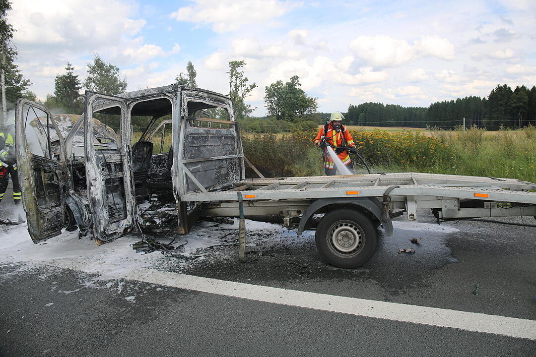 Kleintransporter brennt komplett aus:  A9 bei Münchberg komplett gesperrt