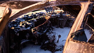 Autofahrer schießt in Heck von Lastwagen: Unfallwagen fängt sofort Feuer Autofahrer schießt in Heck von Lastwagen: Unfallwagen fängt sofort Feuer