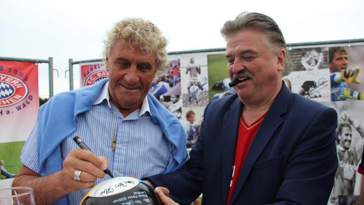 Jean-Marie Pfaff mit dem Kulmbacher Landrat Klaus Peter Söllner. Foto: Veronika Schadeck