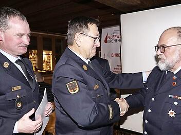 Kreisbrandrat Oliver Flake (links) und Kreisbrandinspektor Johannes Schmitt (Mitte) zeichneten Günter Anderl mit dem Ehrenkreuz des Kreisfeuerwehrverbands aus. Fotos: Rene Grimm