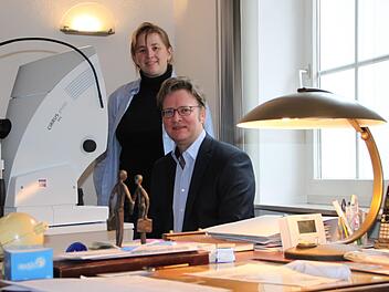 Melanie Jäger und ihr Mann Ralf Ungerechts haben die Augenarztpraxis von Reinhard Hollweg im Alten Schlachthofweg übernommen. Das Angiographiegerät links im Bild haben die beiden neu angeschafft. Foto: Ulrike Müller