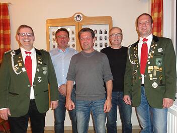 Schützenmeister Michael Wimmel (links) ehrte die  langjährigen Aktiven (von links) Klaus Schmitt, Lothar Metz (beide 45 Jahre), Manfred Stenke (25 Jahre) und Matthias Metz (35 Jahre). Wolfgang Wimmel