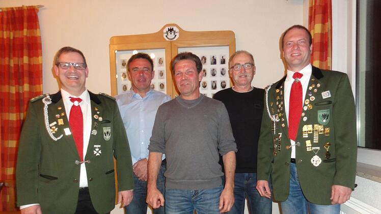 Schützenmeister Michael Wimmel (links) ehrte die  langjährigen Aktiven (von links) Klaus Schmitt, Lothar Metz (beide 45 Jahre), Manfred Stenke (25 Jahre) und Matthias Metz (35 Jahre). Wolfgang Wimmel
