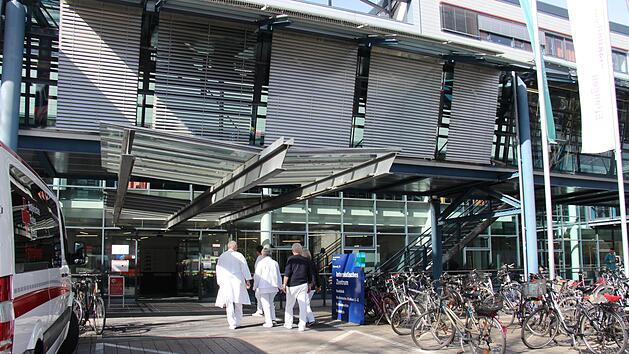 Die eigens eingerichtete Isolierstation an der Uniklinik Erlangen befindet sich im Geb&auml;ude im Ulmenweg. Nach dem am Corona-Virus erkrankten Oberarzt der Hautklinik ist nun seit Donnerstag ein  zweiter Patient dort, eine Person aus Herzogenaurach. Foto: Christian Bauriedel