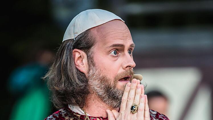 Szene mit Andreas Leopold Schadt als Kardinal Richelieu aus "Die drei Musketiere" in der Inszenierung des Landestheaters Coburg zum Auftakt der Sommerfestspiele im HofgartenFoto: Sylvain Guillot