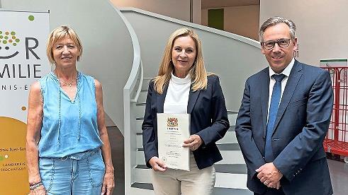 Landrat Alexander Tritthart verabschiedete die Sozialamtfrau Angelika Lorz (M.) Die Personalratsvorsitzende Gudrun Wagner gratulierte.