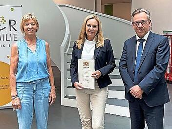 Landrat Alexander Tritthart verabschiedete die Sozialamtfrau Angelika Lorz (M.) Die Personalratsvorsitzende Gudrun Wagner gratulierte.