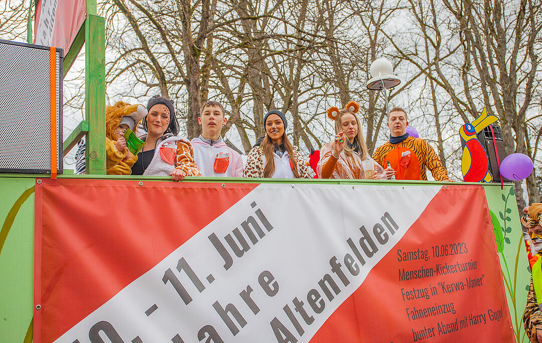 Tausende Narren und Närrinnen feierten auf der Straße